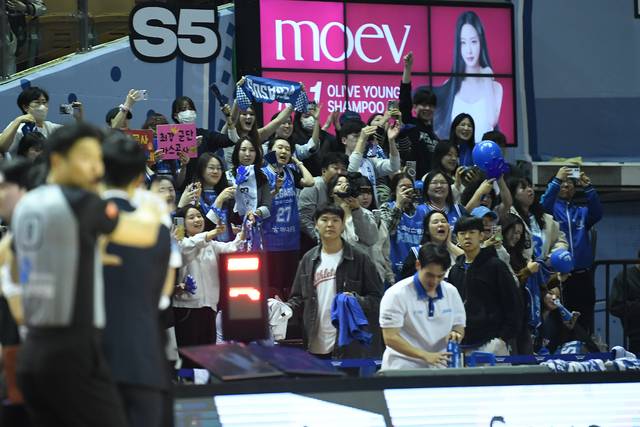 8일 한국가스공사가 리그 최종전에서 삼성에 승리를 거두자 서울 잠실체육관을 찾은 가스공사 팬들이 환호하고 있다. KBL 제공
