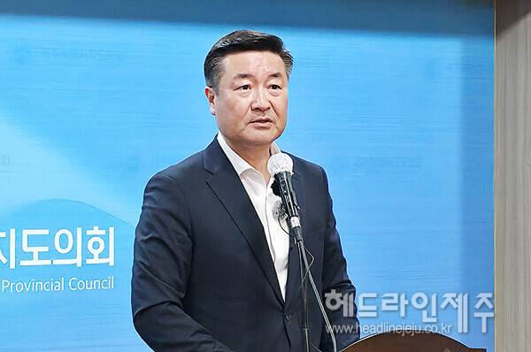 김승욱 당협위원장이 9일 고 위원장의 '책임있는 결단'을 촉구하는 기자회견을 하고 있다.