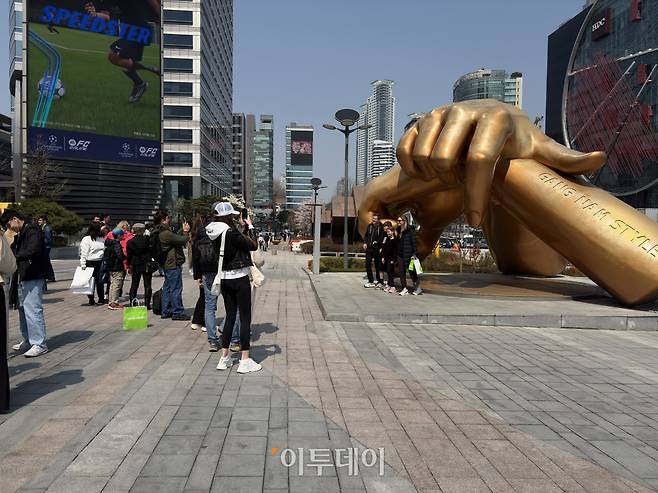 서울 강남구 코엑스 강남스타일 손동작 동상.(황민주 기자 minchu@)