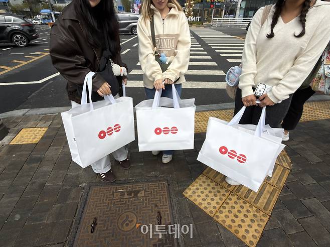 서울 용산구 하이브 사옥 앞에서 만난 BTS의 팬들.(황민주 기자 minchu@)