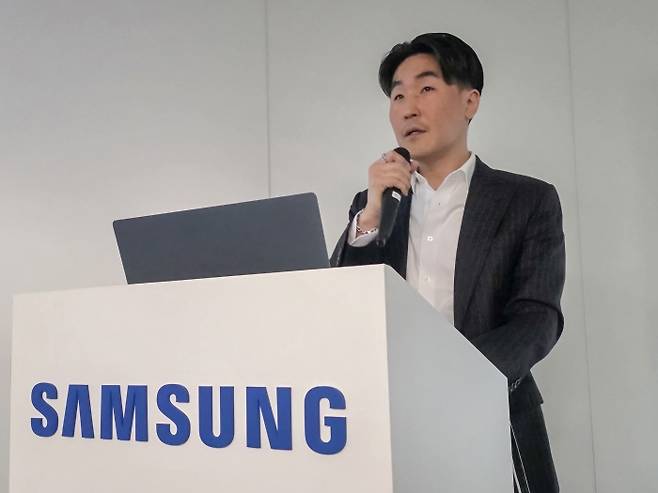 삼성전자 MX사업부 디자인팀장 이일환 부사장이 갤럭시의 새로운 디자인 방향으로 '모던한 조형에 감성을 담은 디자인'을 소개하고 있다. 사진=삼성전자