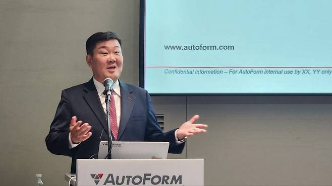 조영빈 오토폼엔지니어링코리아 대표는 한국 금형 산업의 위기를 보다 직설적으로 짚었다. 조 대표는 “지금 제조업은 버텨서 살아남을 수 있는 구조가 아니다”라며 “앞으로 2~3년이 향후 수십 년을 결정짓는 분기점”이라고 말했다. (사진=테크42)