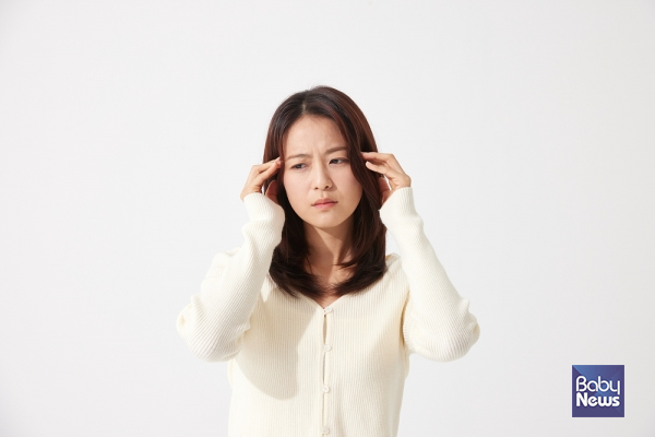머리가 무겁고 어지러운 증상은 뇌 혈류 저하와 근육 긴장에서 비롯될 수 있으며, 간단한 마사지로 완화할 수 있다. ⓒ베이비뉴스