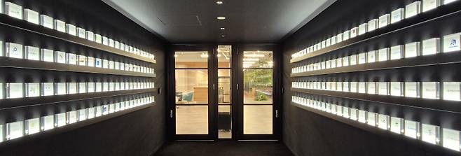 글로벌브레인 포트폴리오사로 꾸며진 복도. (사진=박소영 기자)