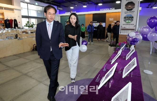 이동환 시장(왼쪽)이 'BTS 특별전'이 열리는 고양관광센터를 찾아 준비상황을 점검하고 있다.(사진=고양특례시)