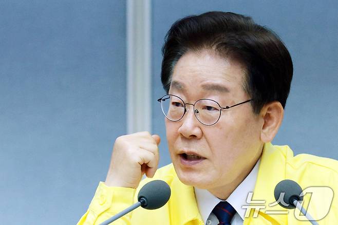 이재명 대통령이 8일 경기 의왕 내륙컨테이너 기지에서 열린 고유가 위기극복을 위한 화물운송·물류업계 현장간담회에서 발언을 하고 있다. 2026.4.8 ⓒ 뉴스1 이재명 기자