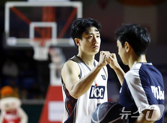 2일 오후 서울시 송파구 잠실학생체육관에서 열린 2025-2026 LG전자 프로농구 서울 SK 나이츠와 부산 KCC 이지스의 경기에 스타팅으로 나선 KCC 허웅과 허훈이 주먹을 맞대며 결의를 다지고 있다. 2026.2.2 ⓒ 뉴스1 박정호 기자