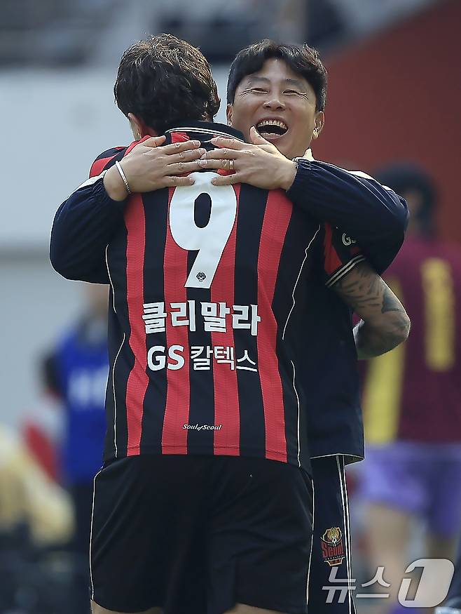 22일 오후 서울시 마포구 월드컵로 서울월드컵경기장에서 열린 하나은행 K리그1 2026 5라운드 FC서울과 광주FC의 경기에서 후반 추가골을 터트린 FC서울 클리말라가 김기동 감독과 기쁨을 나누고 있다. 2026.3.22 ⓒ 뉴스1 박정호 기자
