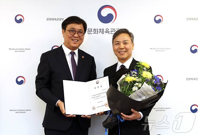 최휘영 문화체육관광부 장관이 9일 서울 종로구 국립현대미술관 서울관에서 김승수 신임 한국출판문화산업진흥원 원장에게 임명장을 수여하고 있다. (문화체육관광부 제공. 재판매 및 DB 금지) 2026.4.9 ⓒ 뉴스1
