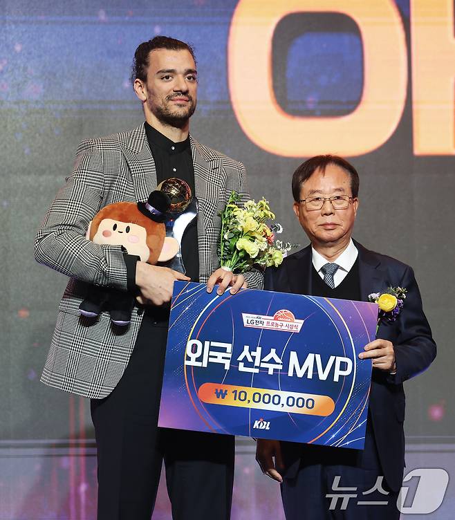 9일 오후 서울 강남구 그랜드 인터컨티넨탈 서울 파르나스 그랜드볼룸에서 열린 2025-2026 LG전자 프로농구 시상식에서 외국선수 MVP에 선정된 아셈 마레이(창원 LG)가 이수광 KBL 총재와 기념촬영을 하고 있다. 2026.4.9 ⓒ 뉴스1 오대일 기자