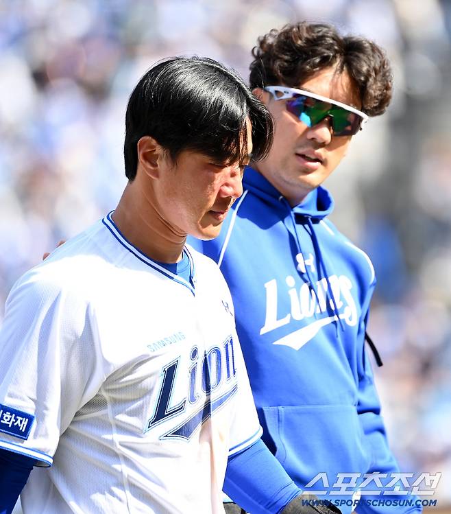 22일 대구삼성라이온즈파크에서 열린 LG와 삼성의 시범경기. 5회말 1사 2루 삼성 최형우 타석때 2루주자 이성규가 LG 배재준의 견제구에 얼굴을 맞아 교체되고 있다. 대구=허상욱 기자wook@sportschosun.com/2026.03.22/