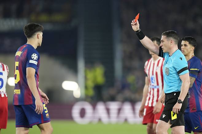 epa12876105 Referee Istvan Kovacs (R) showes a red card to Barcelona's Pau Cubarsi (L) during the UEFA Champions League quarter-final first leg soccer match between FC Barcelona and Atletico Madrid, in Barcelona, Spain, 08 April 2026. EPA/Enric Fontcuberta
<저작권자(c) 연합뉴스, 무단 전재-재배포, AI 학습 및 활용 금지>