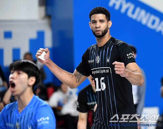 8일 천안 유관순체육관에서 열린 배구 V리그 남자부 챔피언결정전 4차전 현대캐피탈과 대한항공의 경기. 득점에 환호하는 현대캐피탈 레오. 천안=송정헌 기자songs@sportschosun.com/2026.04.08/