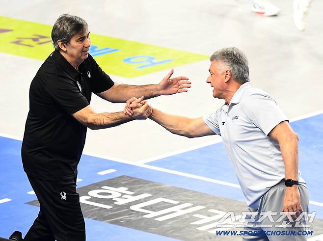 8일 천안 유관순체육관에서 열린 배구 V리그 남자부 챔피언결정전 4차전 현대캐피탈과 대한항공의 경기. 경기를 앞두고 인사를 나누고 있는 현대캐피탈 블랑(왼쪽) 감독과 대한항공 헤난 감독. 천안=송정헌 기자songs@sportschosun.com/2026.04.08/
