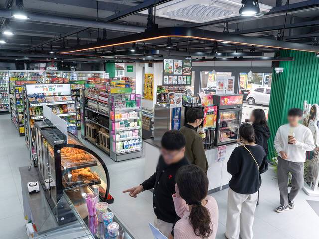 편의점 세븐일레븐은 차세대 가맹점인 '뉴웨이브'를 수도권에서 지방으로 확산한다. 사진은 광주 지역의 뉴웨이브더광주점 뉴웨이브 매장 모습. /세븐일레븐