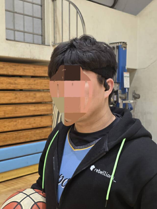 운동 중 샥즈 오픈핏 프로를 착용한 모습.(사진=지디넷코리아)