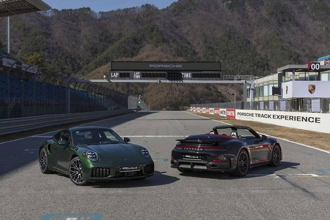 포르쉐 신형 911 터보 S 쿠페(왼쪽)와 카브리올레 모습. 포르쉐코리아