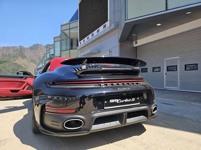 911 터보 S 카브리올레 후면 모습. 인제=이승진 기자