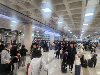 9일 제주 전역에 강풍을 동반한 많은 비가 쏟아지면서 제주국제공항을 오가는 항공편이 무더기로 운항을 취소해 3000명 이상의 체류객이 발생, 3층 출발장 대합실이 대체 항공편을 구하려는 승객들로 극심한 혼잡을 빚고 있다. 박창원 기자