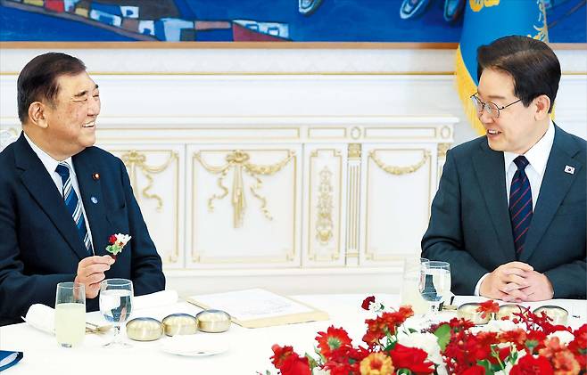 전직까지 셔틀외교 확대 이재명 대통령이 8일 청와대에서 이시바 시게루 전 일본 총리와 대화하고 있다. 이날 오찬 회동에서 이 대통령은 이시바 전 총리에게 “총리로 재임하실 때 한·일 관계가 상당히 안정되고 그 후로 양국 협력도 잘 되고 있다”고 말했다. 이시바 전 총리도 “감사하다”고 화답했다. /뉴스1