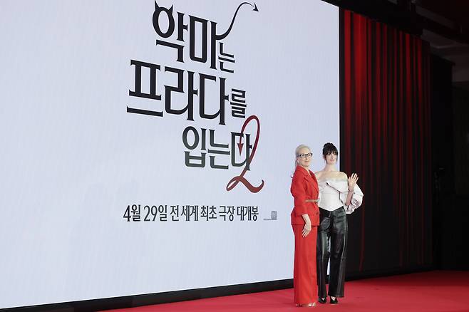 8일 오전 서울 종로구 포시즌스호텔서울에서 영화 ‘악마는 프라다를 입는다2’ 내한 기자간담회에서 배우 메릴 스트립(왼쪽)과 앤 해서웨이가 포즈를 취하고 있다. /장련성 기자