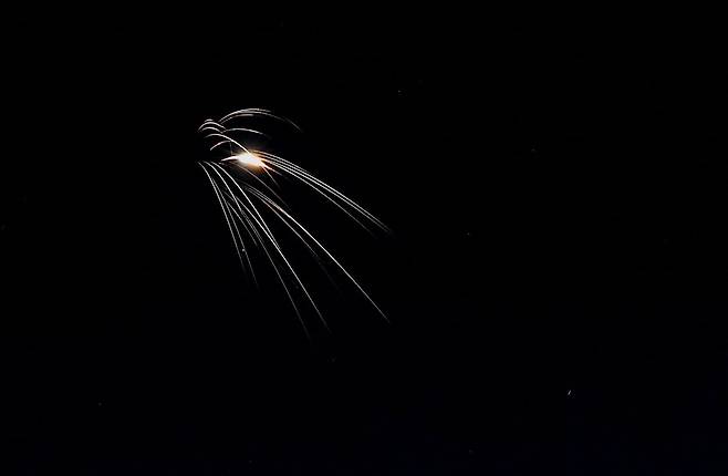 집속탄두를 장착한 이란 미사일이 지난달 24일 이스라엘 텔아비브 상공에서 포착됐다. /로이터 연합뉴스