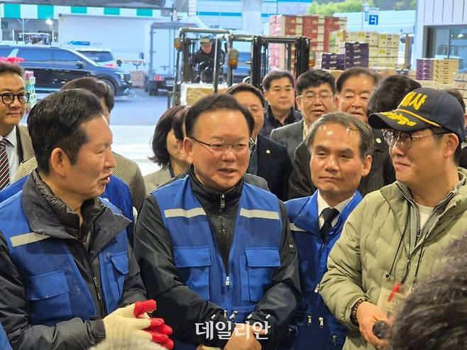 정청래(왼쪽) 더불어민주당 대표와 김부겸 대구시장 후보가 8일 대구농수산물도매시장을 찾아 상인들의 고충을 청취했다. ⓒ데일리안 김주훈 기자