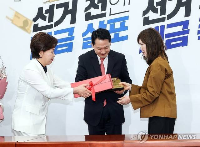 국민의힘 장동혁 대표와 양향자 최고위원이 9일 국회에서 열린 '100만 책임당원 돌파 기념식'에서 안현주 씨에게 특별 제작한 100만 책임 당원증과 기념 선물을 수여하고 있다. 연합뉴스