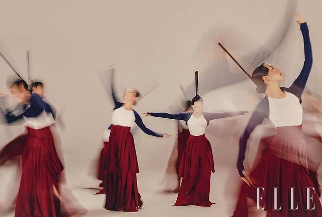 4막 신일무 : ‘신일무2’ 한복의 결과 현대무용의 실루엣을 응용한 4막의 의상은 일무가 지닌 의미와 미학을 색다른 방식으로 드러낸다.