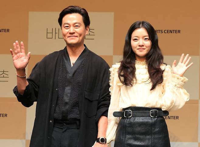 배우 이서진, 고아성이 지난 7일 서울 강서구 마곡동 LG아트센터 서울에서 열린 연극 '바냐 삼촌' 제작발표회에서 기념촬영을 하고 있다. 뉴스1화상