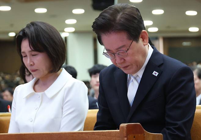이재명 대통령과 김혜경 여사가 5일 서울 여의도순복음교회에서 열린 부활절 연합예배에서 기도하고 있다. 연합뉴스