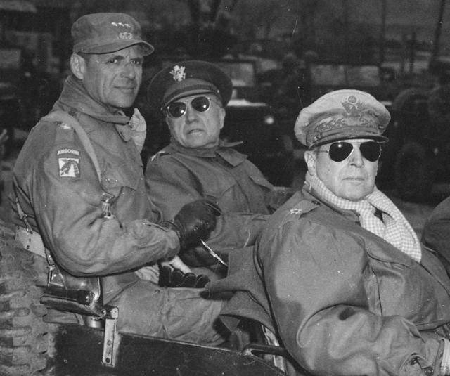 더글러스 맥아더(오른쪽) 유엔군사령관과 매슈 리지웨이(왼쪽) 미8군사령관이 1951년 4월 초 강원 양양 지역을 순시하고 있다. 중간에 보이는 인물은 맥아더 사령부 참모장인 도일 히키 소장이다. 미 국립문서기록관리청