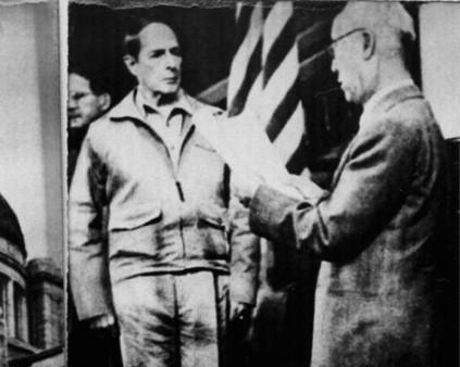 이승만 전 대통령이 1950년 9월 29일 '수도 환도식'에서 더글러스 맥아더 연합군사령관에게 일등무공훈장 수여증을 전달하고 있다. 국가기록원