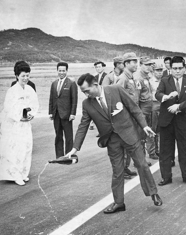 경부고속도로 개통을 맞아 박정희 대통령이 도로 위에 술을 뿌리고 있다. 한국일보 자료사진