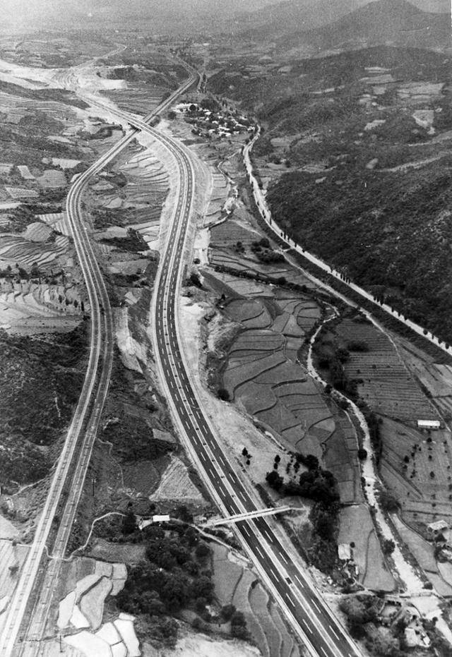 1970년 개통된 경부고속도로의 충북 추풍령 인근 구간. 경부고속도로는 당시 1km 당 1억원에 달하는 막대한 예산이 투입됐다. 한국일보 자료사진