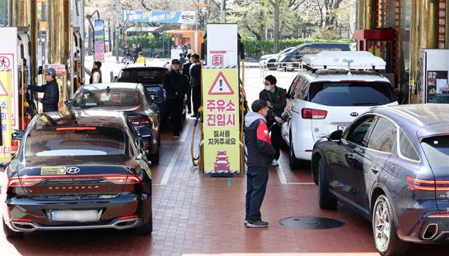 8일 주변 주유소들보다 가격이 저렴한 서울의 한 주유소가 차량으로 북적이고 있다. 뉴스1