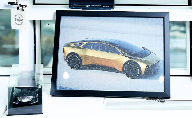 진은숙 현대차·기아 ICT 담당 사장이 지난해 기아 80주년을 맞아 직접 주문제작해 직원들에게 나눠준 직소 퍼즐. 머리를 비우고 몰두할 수 있는 퍼즐은 그가 가장 좋아하는 취미다. 우상조 기자