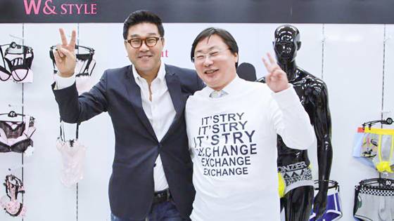 이화영(오른쪽) 전 경기도 평화부지사가 쌍방울 사외이사 시절 김성태 전 쌍방울그룹 회장과 비비안 행사장에서 촬영한 사진. 독자 제공