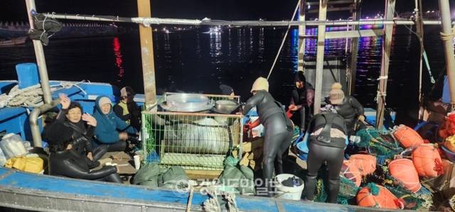 ▲ 9일 저도어장이 첫 개방에 나서자, 대진항 해녀들이 출어 준비를 하며 반갑게 손을 흔들고 있다. 나잠으로 불리는 해녀들은 저도어장에서 미역·해삼·성게·전복 등을 채집하며 평화바다에서 새봄을 일군다.