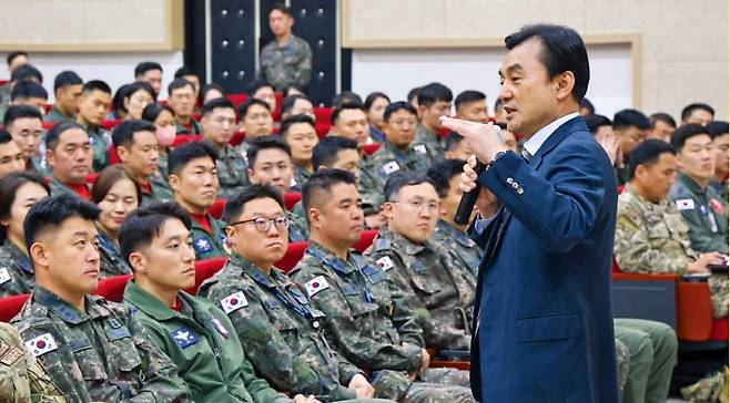 < 안규백 장관 ‘지휘관 덕목’ 강연 > 안규백 국방부 장관이 지난 7일 강원 원주 제8전투비행단을 방문해 공군 대대장 200여 명을 상대로 지휘관의 덕목에 관해 강연하고 있다. /국방부 제공