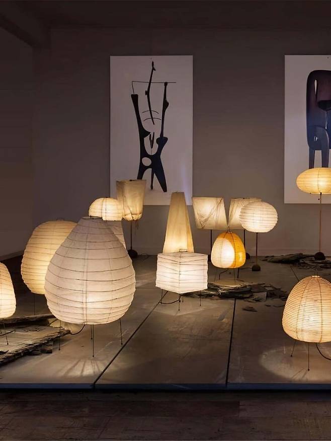 얇은 종이로 전구의 인공적인 빛을 부드럽게 투과시킨 아카리(Akari) ⓒ아카리