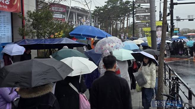 고양종합운동장 일대가 BTS 팬들로 뒤덮였다. /사진=이정우 기자