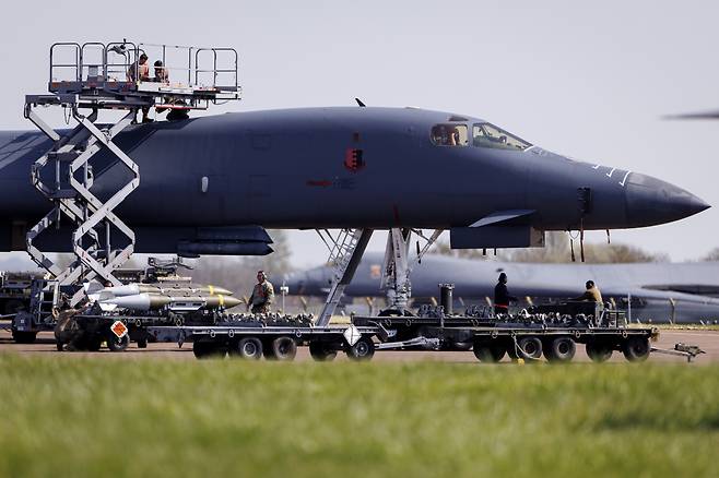 언제 또 출격할지 몰라…폭격기 정비하는 미 공군 8일(현지시간) 영국 글로스터셔주 페어퍼드 공군기지 활주로에서 미 공군 장병들이 전략폭격기 B-1 랜서를 정비하고 있다. 폭격기에 탑재하는 합동정밀직격탄(JDAM)도 보인다. EPA연합뉴스