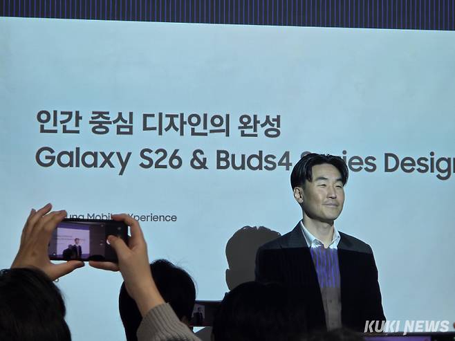이일환 삼성전자 MX사업부 디자인팀장 부사장이 9일 서울 중구 태평로빌딩에서 갤럭시 S26 시리즈와 갤럭시 버즈4 시리즈의 디자인에 대해설명하고 있다. 정우진 기자