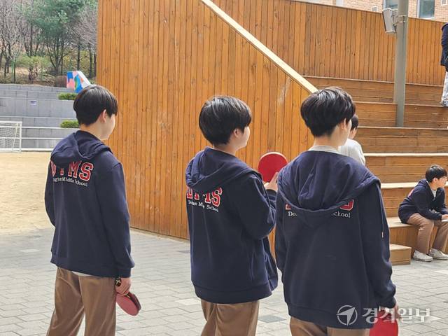 화성 동탄중학교 학생들이 ‘편한 교복’ 차림을 탁구를 치러 이동하고 있다. 박화선기자