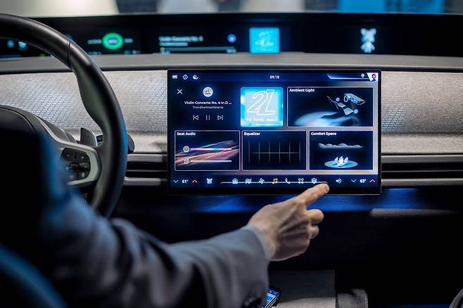 차량 내 디스플레이에서 음향·조명 등을 통합 제어하는 하만 인포테인먼트 시스템. 하만