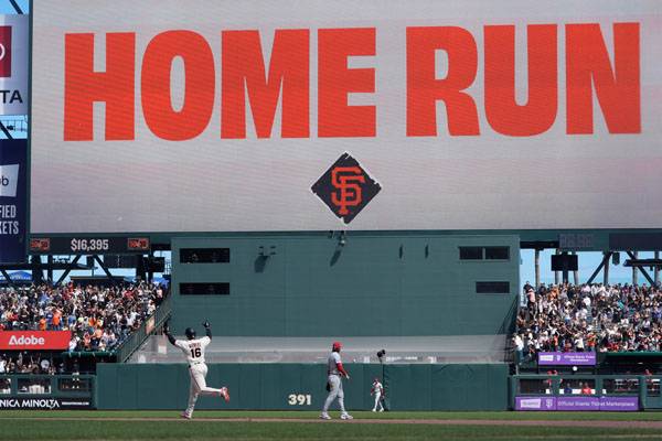 스리런 홈런을 때린 데버스가 베이스를 돌고 있다. 사진= AP= 연합뉴스 제공