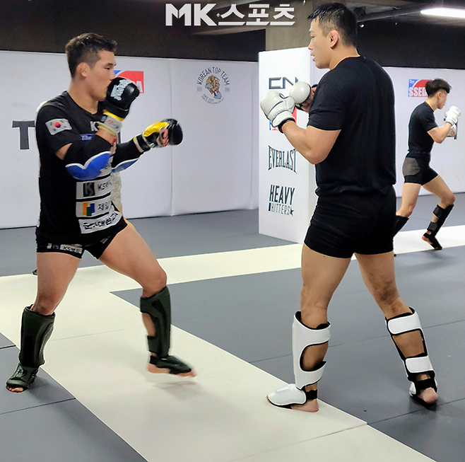 대한민국 UFC 25호 파이터로 데뷔를 준비하는 이이삭이 2026년 4월 Korean Top Team 본관에서 대한민국 UFC 17호 파이터 정다운과 타격 훈련을 하고 있다. 사진(서울 합정동)=강대호 기자