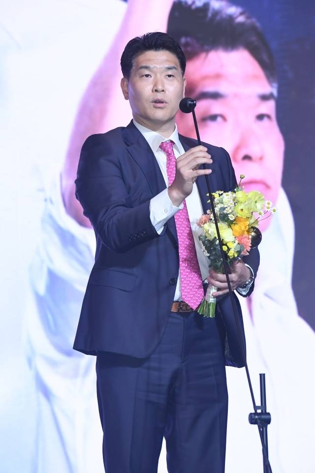 창원 LG의 조상현 감독은 9일 그랜드 인터컨티넨탈 서울 파르나스 그랜드 볼룸에서 열린 2025-26 LG전자 프로농구 시상식에서 감독상을 수상했다. 사진=KBL 제공