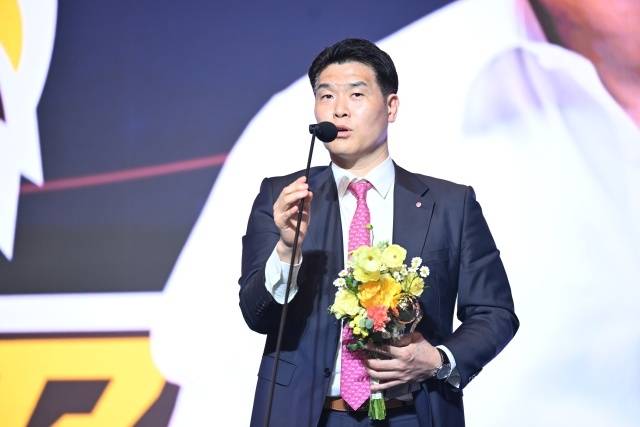 2022년부터 LG 지휘봉을 잡은 조상현 감독. 그는 지난 세 시즌 연속 2위를 이끌며 차세대 명장으로 평가받았다. 그리고 2024-25시즌 챔피언결정전 우승, 2025-26시즌 정규리그 우승으로 당당히 최고 자리에 섰다. 사진=KBL 제공